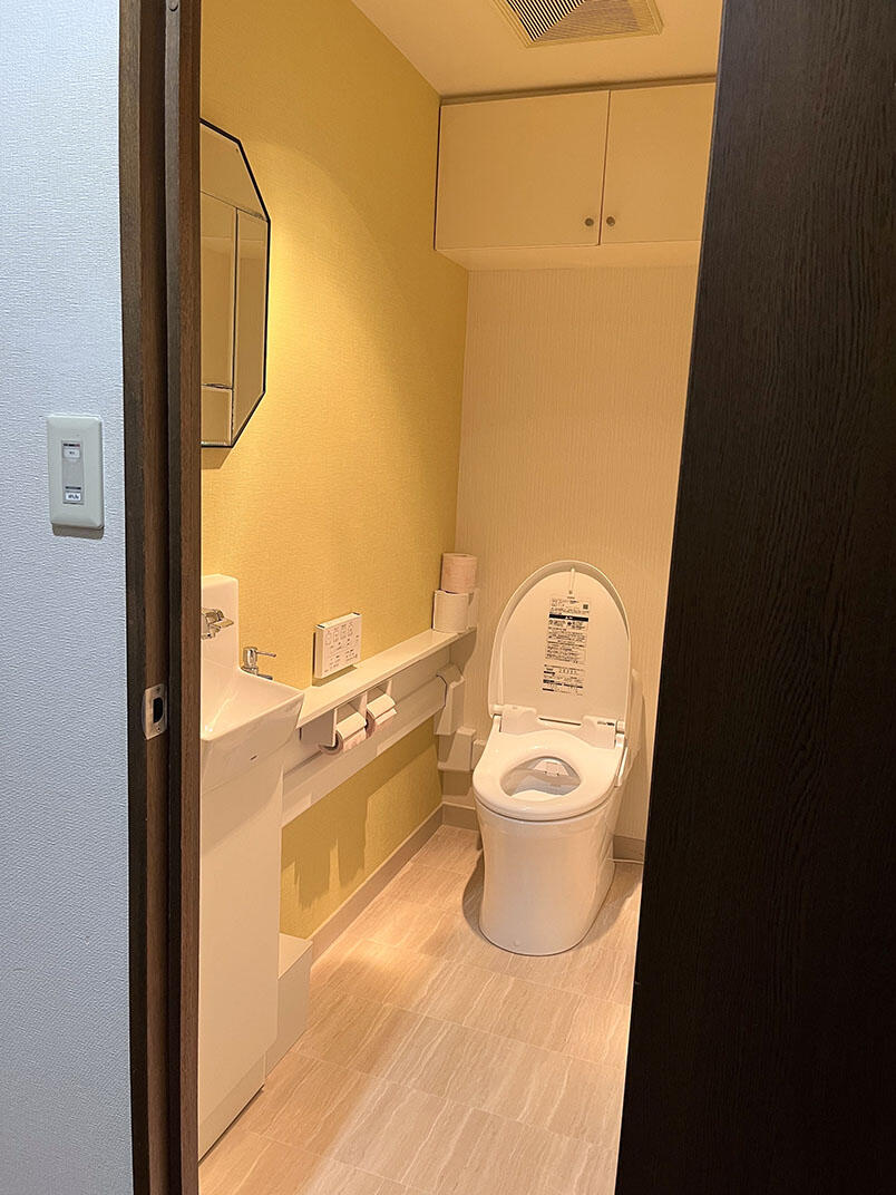 ６階トイレ　和室横