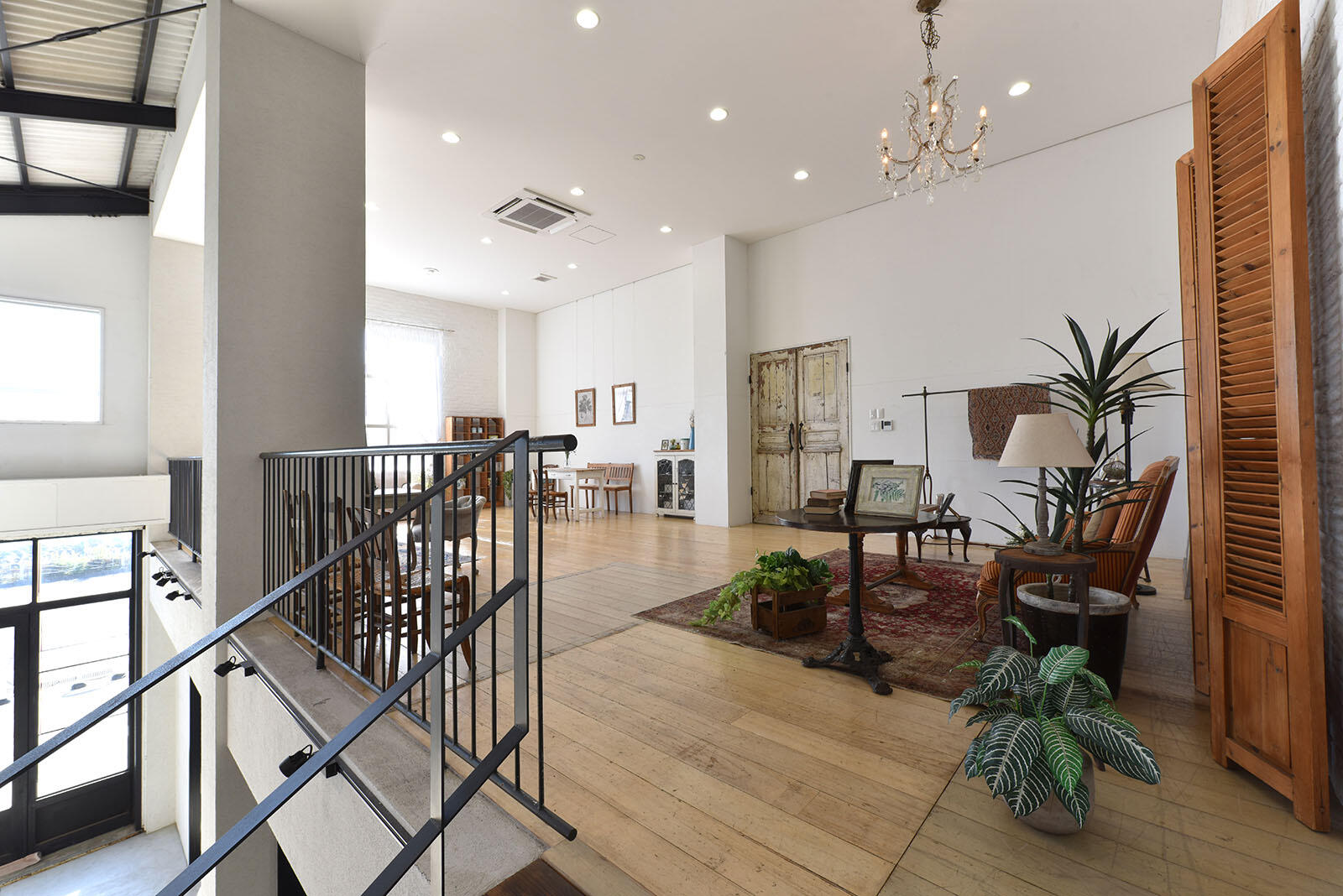 ホール　36畳　・シャンデリアは上下可動式です