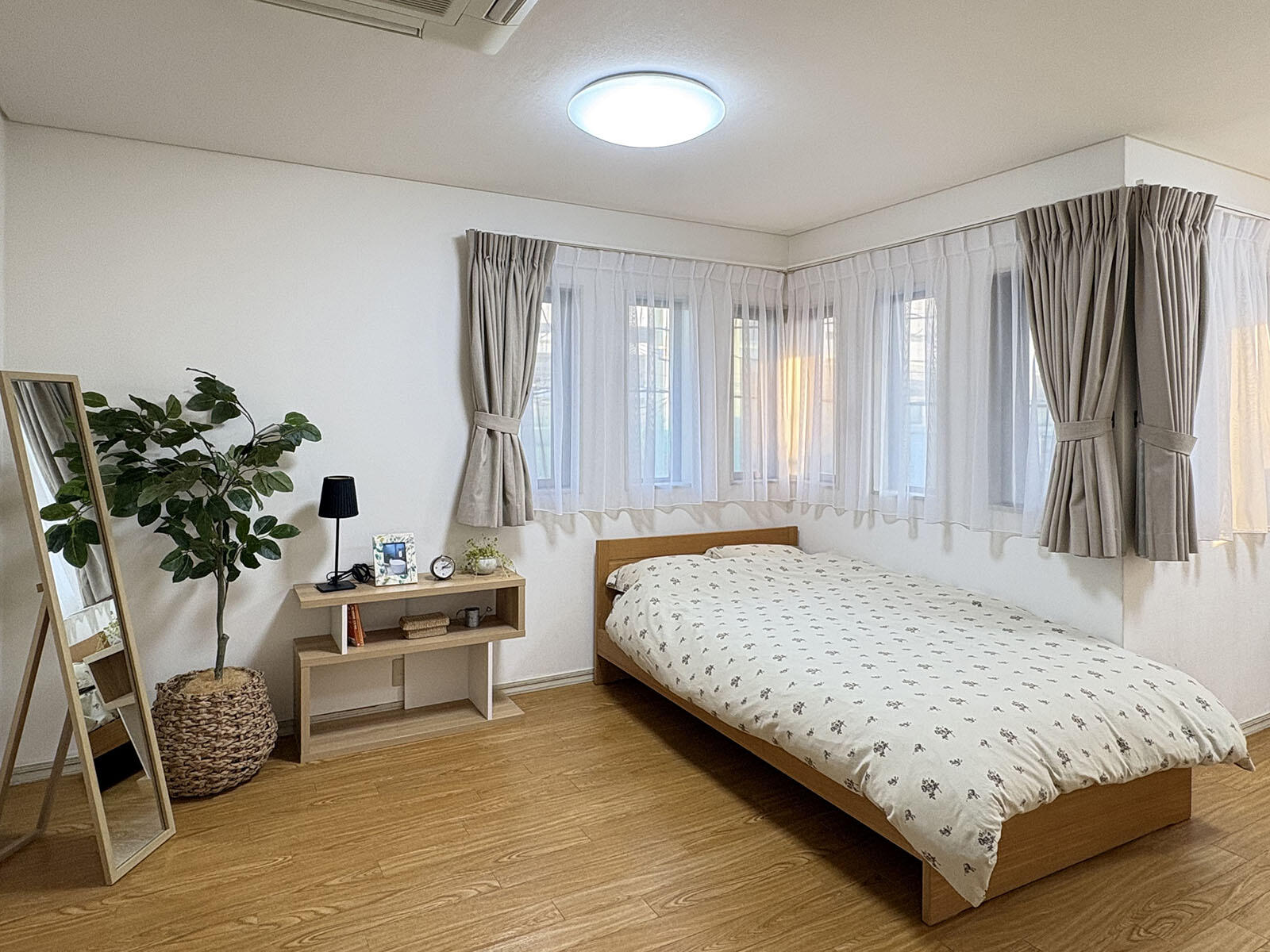 洋室A(11畳)　ベッドサイズ：セミダブル