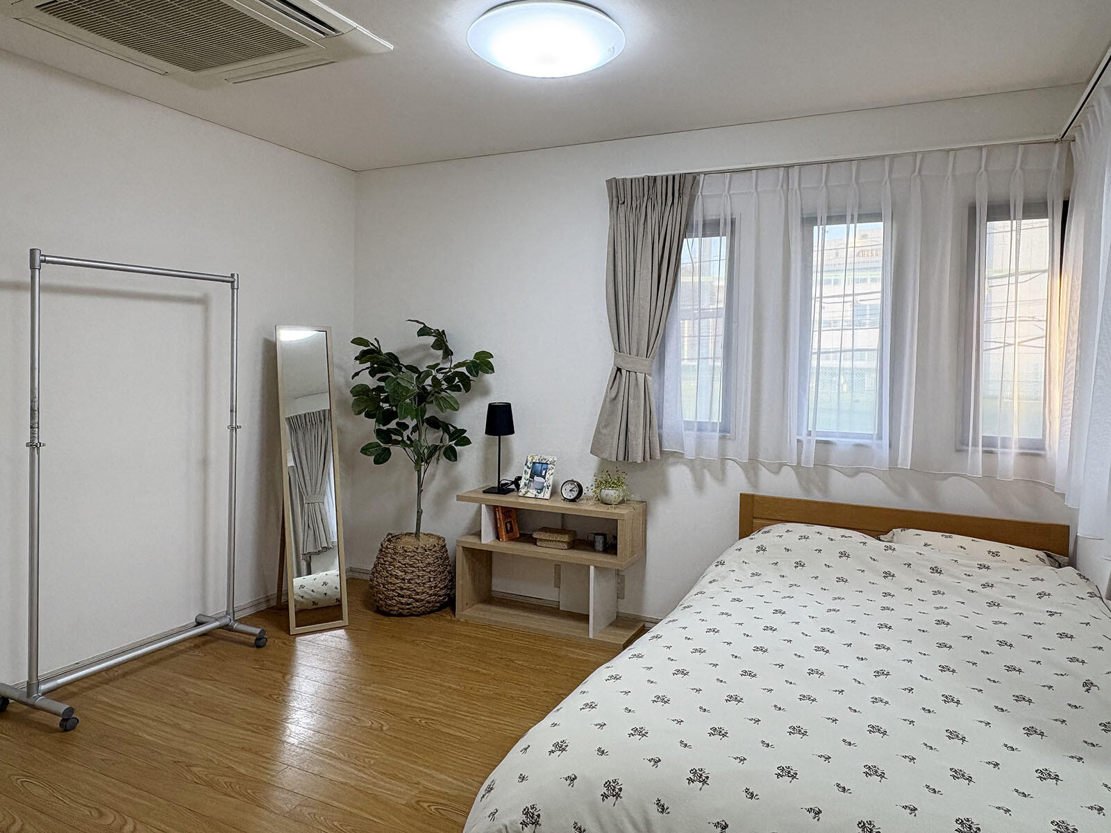 洋室A(11畳)　ベッドサイズ：セミダブル