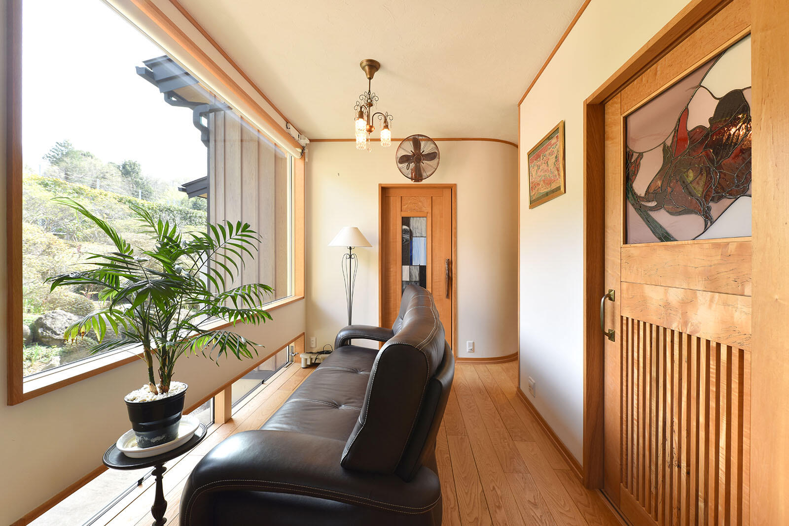 手前の扉：洗面所と風呂