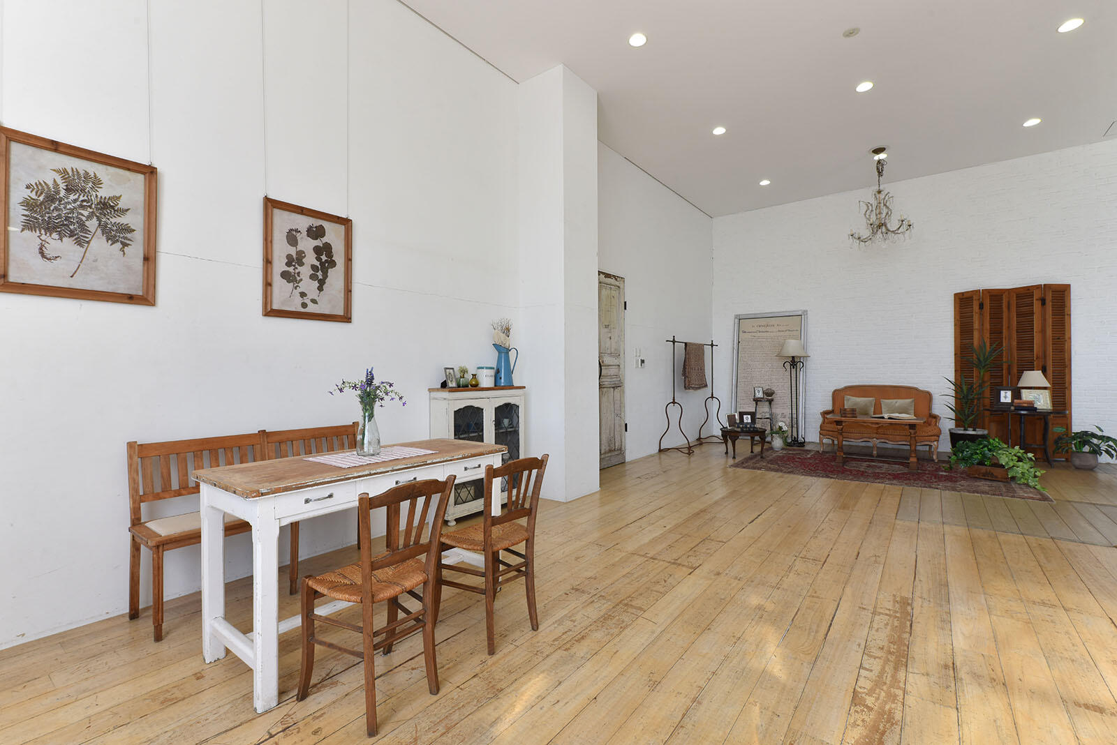 ホール　36畳　・シャンデリアは上下可動式です