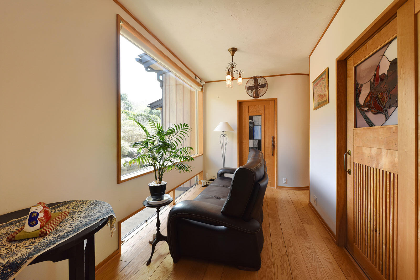 手前の扉：洗面所と風呂